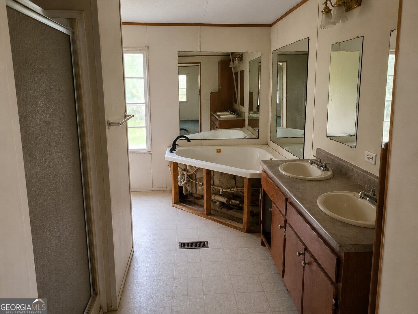 3 bedroom, 2 bathroom, 1,620 sq ft single family residence for sale at 227 Hanover Drive, Byron, GA 31008 — photo 2