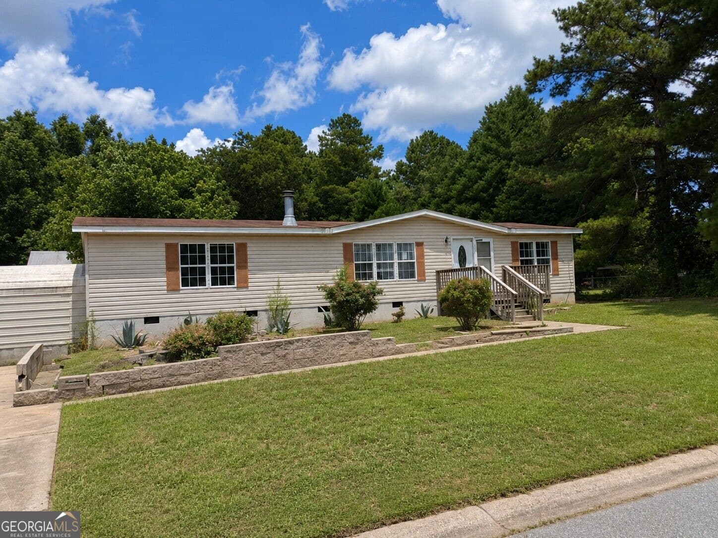 3 bedroom, 2 bathroom, 1,620 sq ft single family residence for sale at 227 Hanover Drive, Byron, GA 31008
