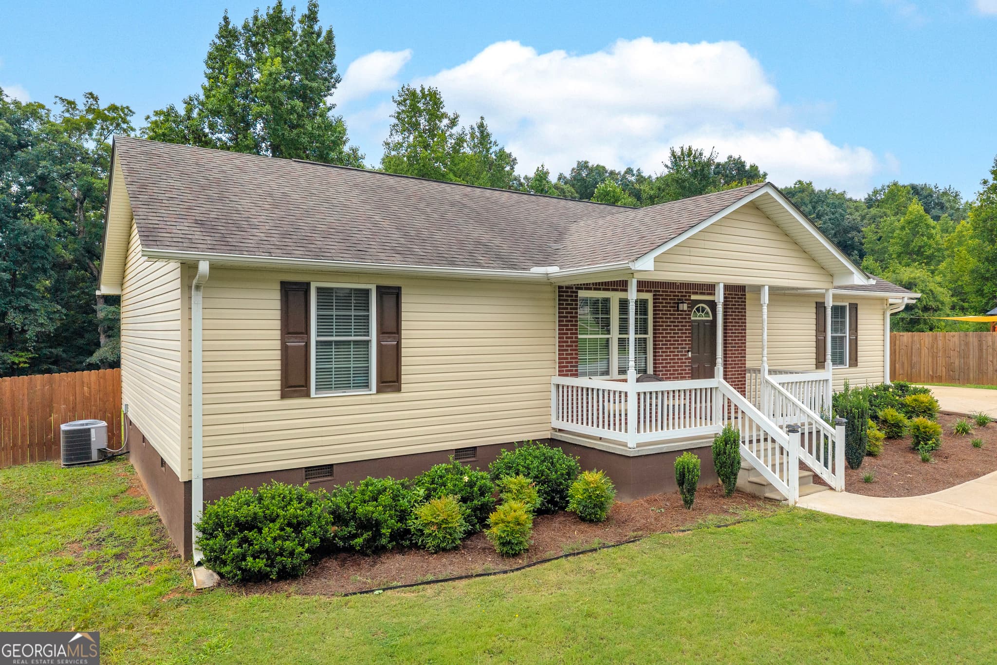 3 bedroom, 2 bathroom, 1,456 sq ft single family residence for sale at 423 N Point Circle, Hartwell, GA 30643 — photo 6