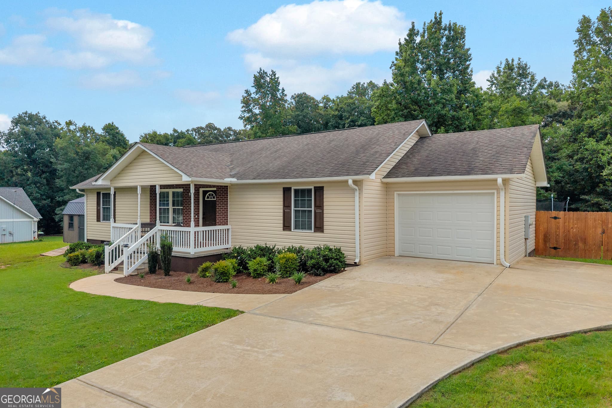 3 bedroom, 2 bathroom, 1,456 sq ft single family residence for sale at 423 N Point Circle, Hartwell, GA 30643 — photo 1 of 51