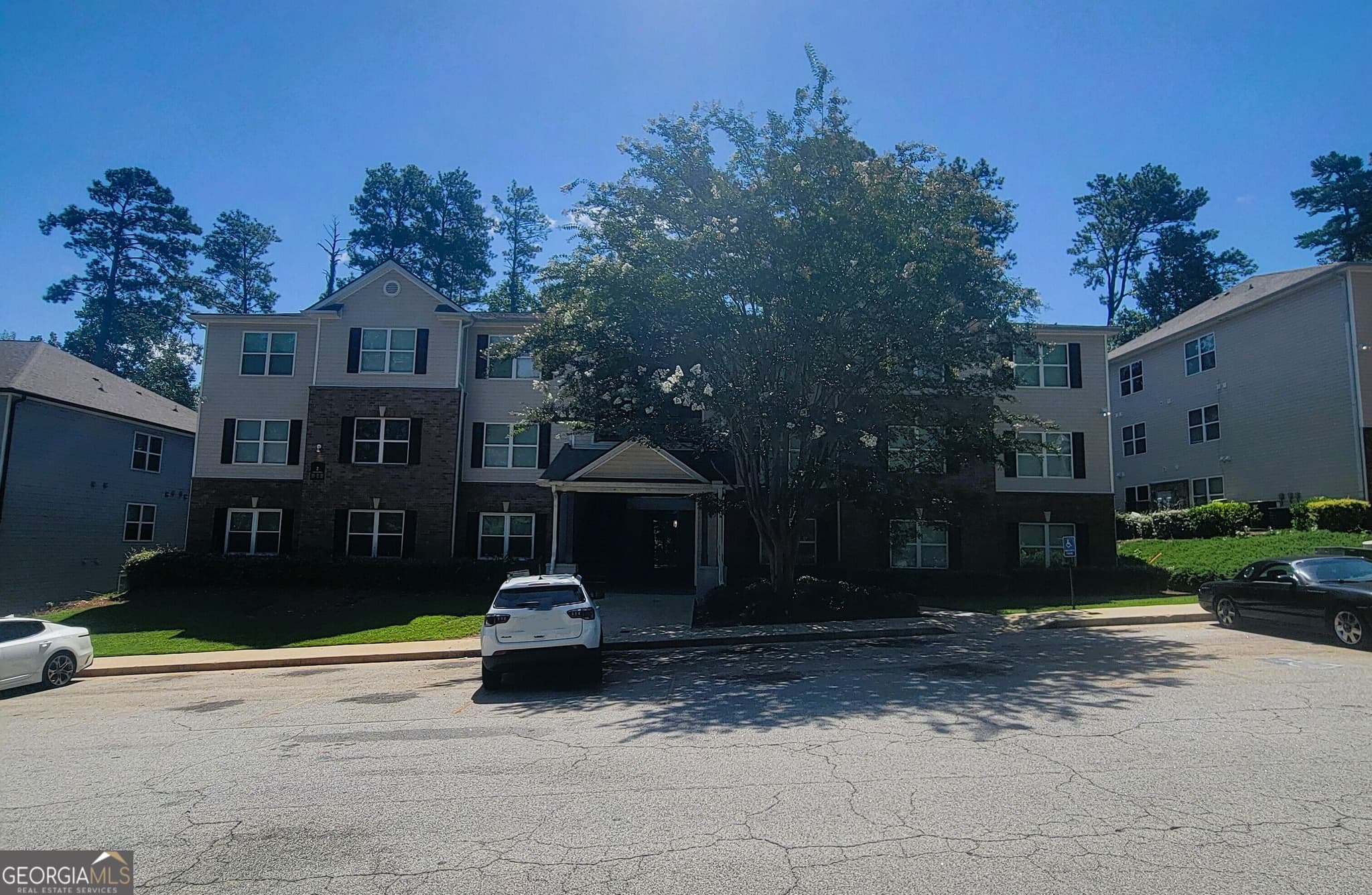 3 bedroom, 2 bathroom, 1,292 sq ft condominium for sale at 2204 Fairington Village Drive, Lithonia, GA 30038 — photo 1 of 14
