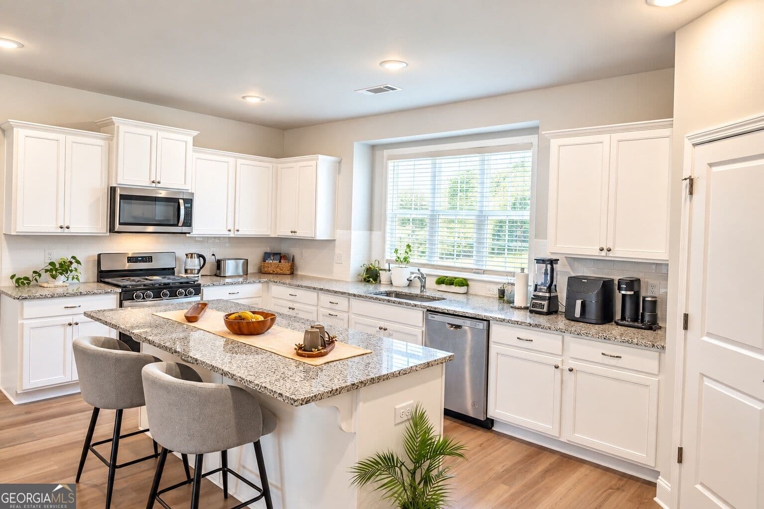 4 bedroom, 3.5 bathroom, 2,271 sq ft townhouse for sale at 1576 Gin Blossom Circle, Lawrenceville, GA 30045 — photo 6