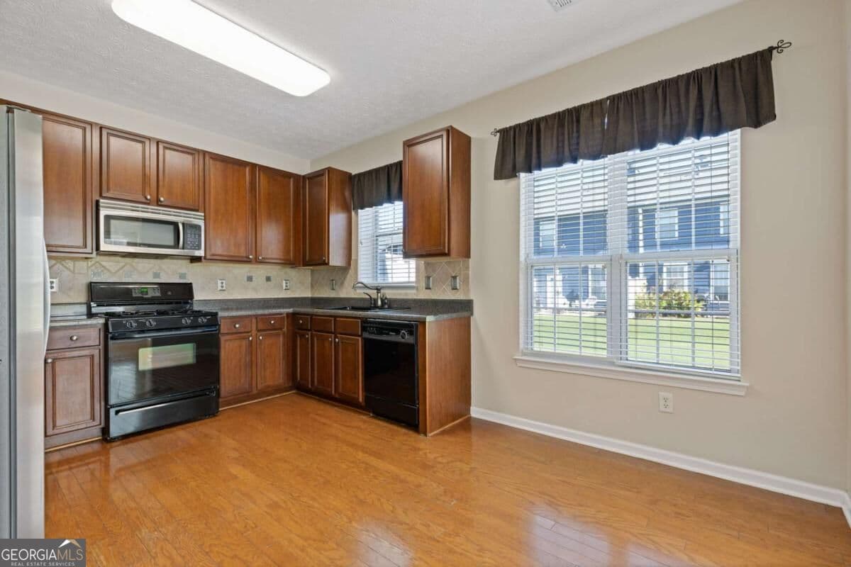 3 bedroom, 2.5 bathroom, 2,008 sq ft townhouse for sale at 6472 Portside Way, Flowery Branch, GA 30542 — photo 7