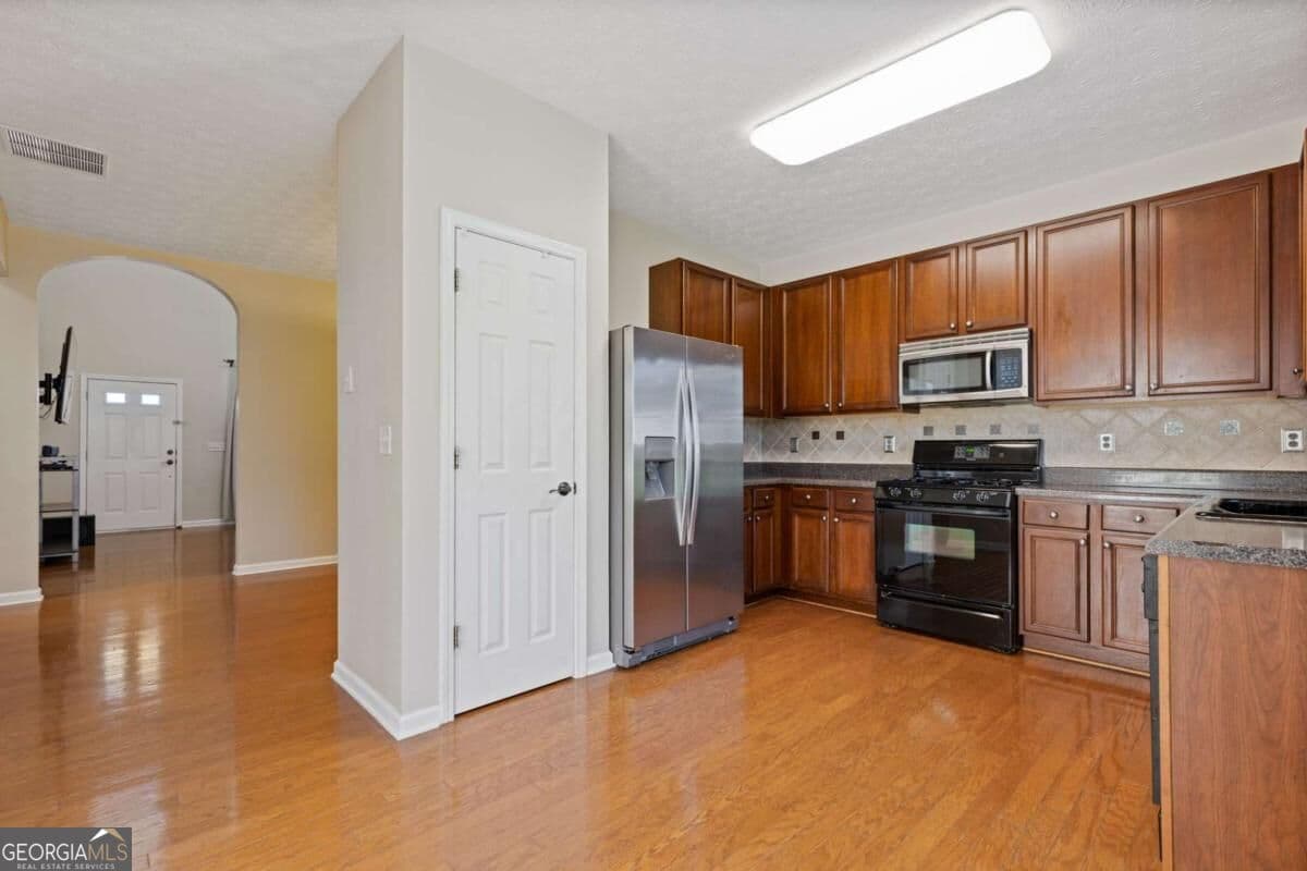 3 bedroom, 2.5 bathroom, 2,008 sq ft townhouse for sale at 6472 Portside Way, Flowery Branch, GA 30542 — photo 8