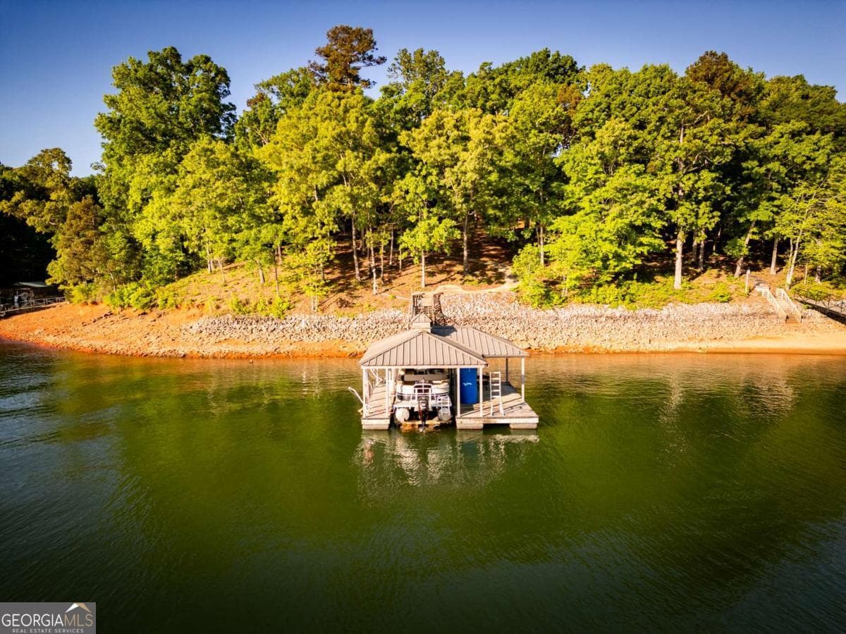 4 bedroom, 3.5 bathroom, 2,516 sq ft cabin,single family residence for sale at 194 Sugar Cane Drive, Hartwell, GA 30643 — photo 2
