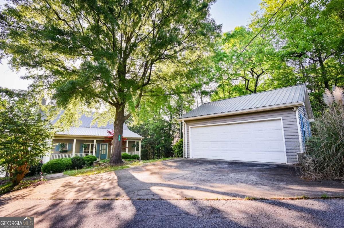 4 bedroom, 3.5 bathroom, 2,516 sq ft cabin,single family residence for sale at 194 Sugar Cane Drive, Hartwell, GA 30643 — photo 6