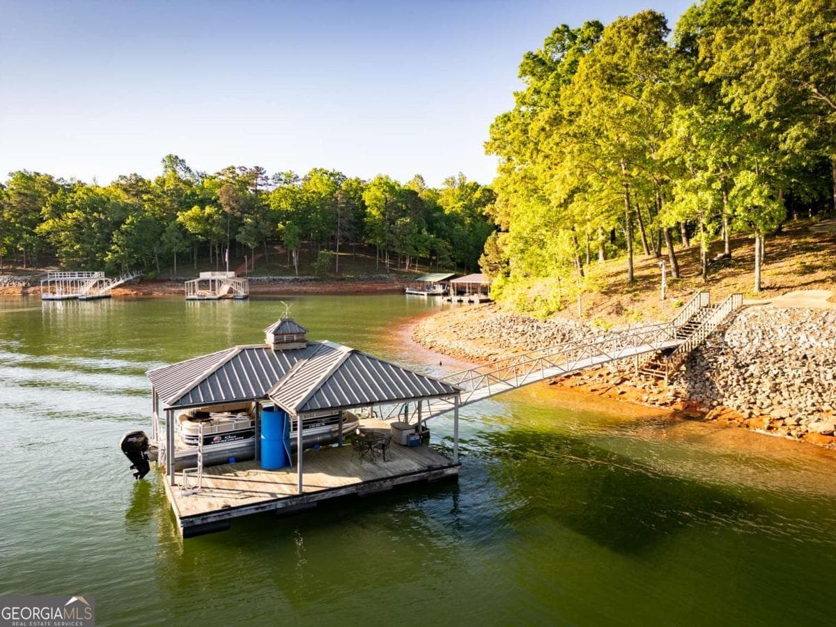 4 bedroom, 3.5 bathroom, 2,516 sq ft cabin,single family residence for sale at 194 Sugar Cane Drive, Hartwell, GA 30643 — photo 7