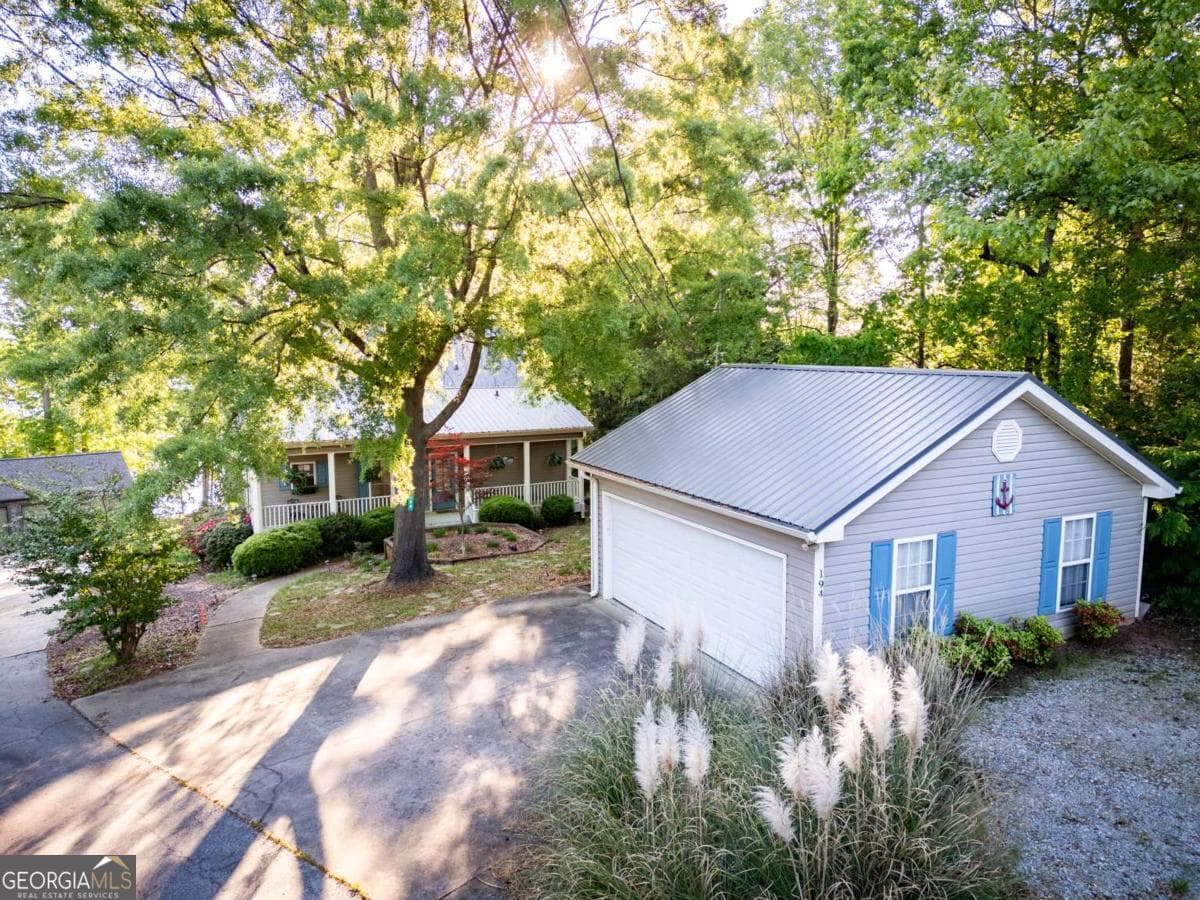 4 bedroom, 3.5 bathroom, 2,516 sq ft cabin,single family residence for sale at 194 Sugar Cane Drive, Hartwell, GA 30643