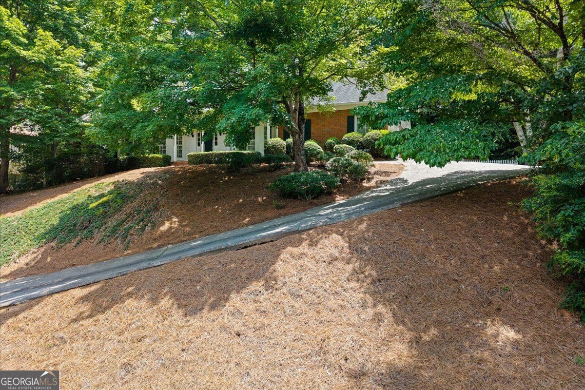 4 bedroom, 4.5 bathroom, 3,997 sq ft single family residence for sale at 8855 Glen Ferry Drive, Johns Creek, GA 30022 — photo 2