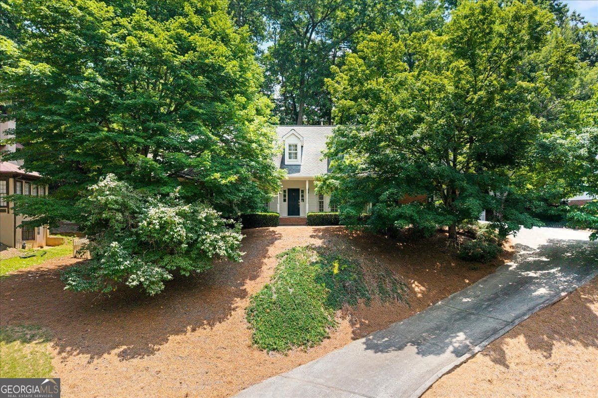 4 bedroom, 4.5 bathroom, 3,997 sq ft single family residence for sale at 8855 Glen Ferry Drive, Johns Creek, GA 30022 — photo 3