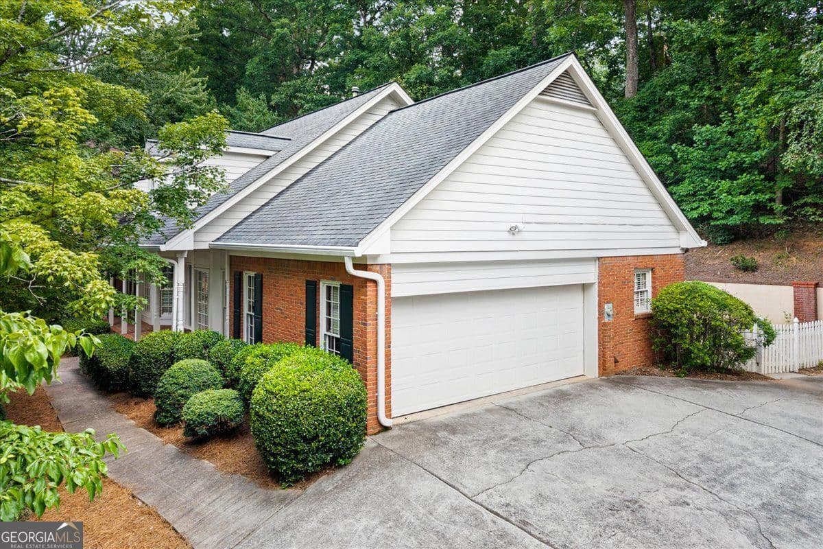 4 bedroom, 4.5 bathroom, 3,997 sq ft single family residence for sale at 8855 Glen Ferry Drive, Johns Creek, GA 30022 — photo 4