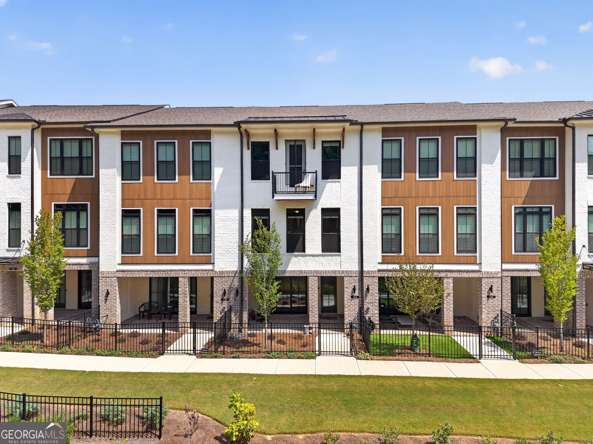 3 bedroom, 2.5 bathroom, 2,145 sq ft townhouse for sale at 340 Olmstead Way, Alpharetta, GA 30022 — photo 2