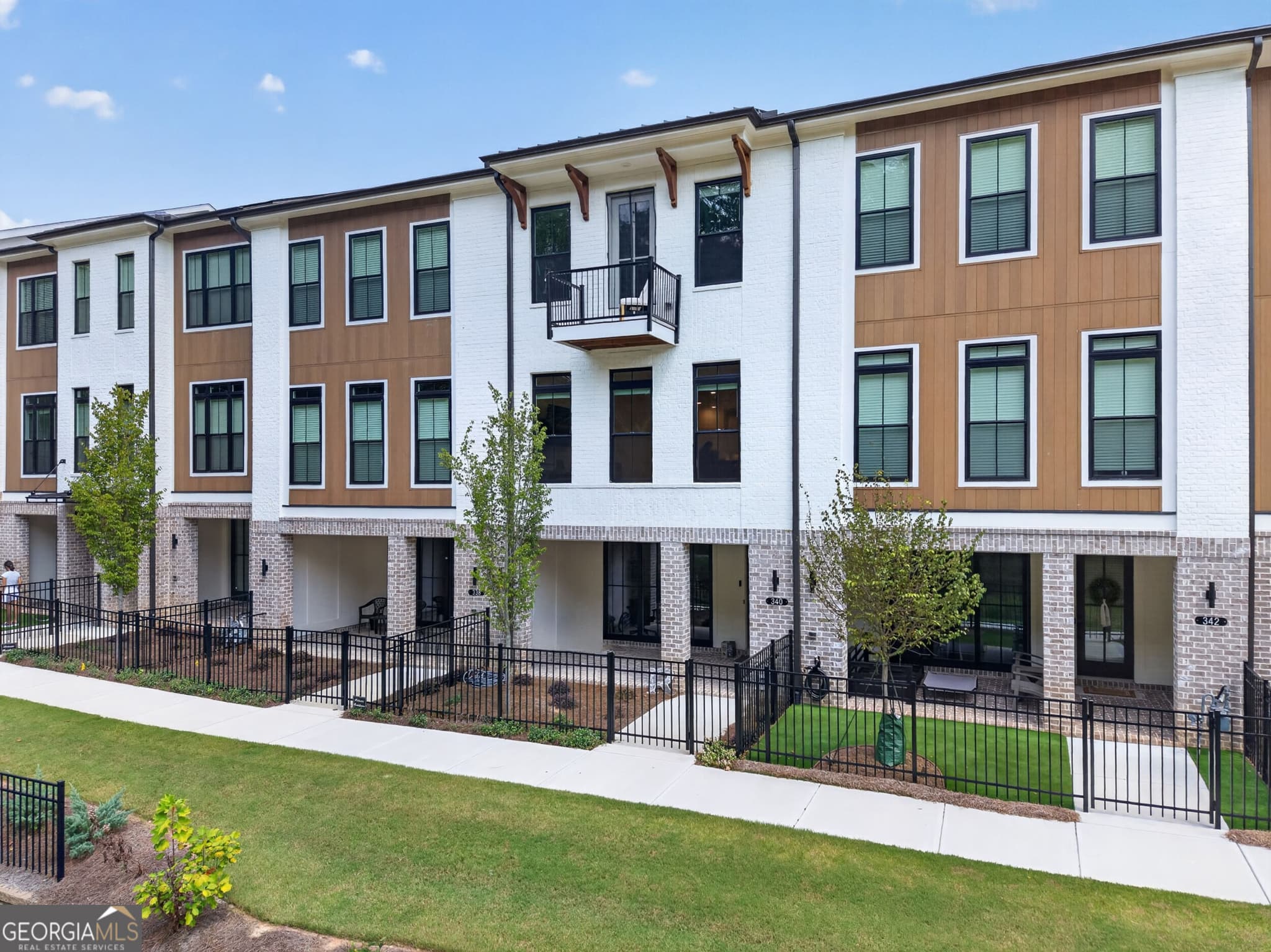 3 bedroom, 2.5 bathroom, 2,145 sq ft townhouse for sale at 340 Olmstead Way, Alpharetta, GA 30022 — photo 3