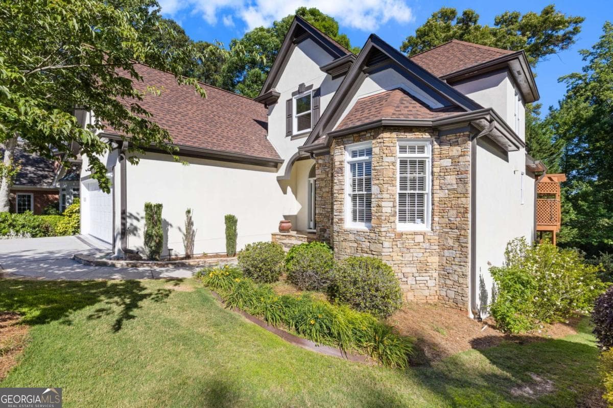 5 bedroom, 3.5 bathroom, 4,300 sq ft single family residence for sale at 264 Spalding Gates Drive, Atlanta, GA 30328 — photo 3