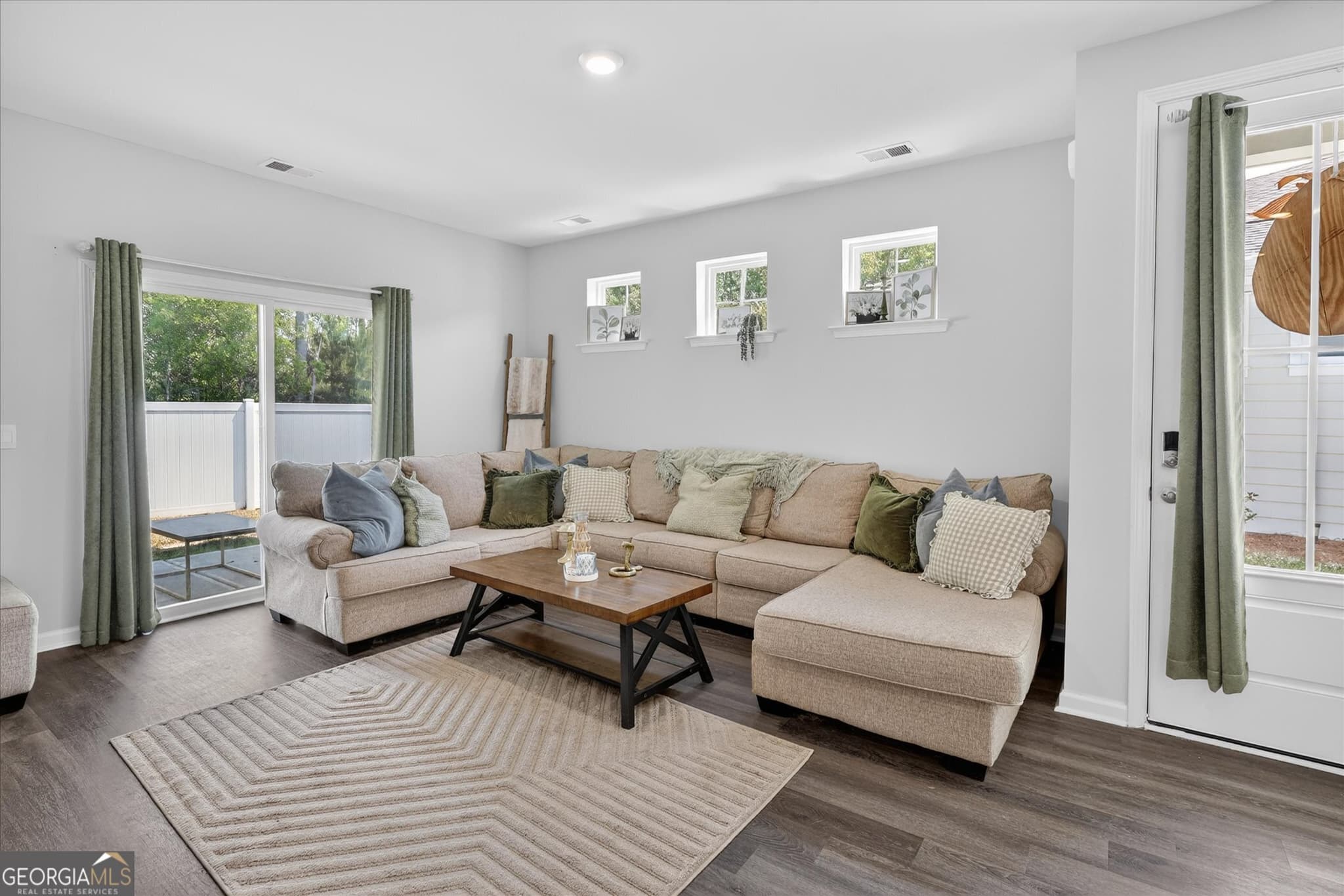 3 bedroom, 2 bathroom, 1,397 sq ft townhouse for sale at 208 Holloway Hill, Pooler, GA 31322 — photo 5