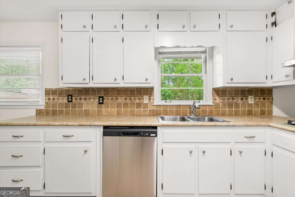 3 bedroom, 2 bathroom, 1,798 sq ft single family residence for sale at 1267 Sycamore Drive, Lilburn, GA 30047 — photo 10