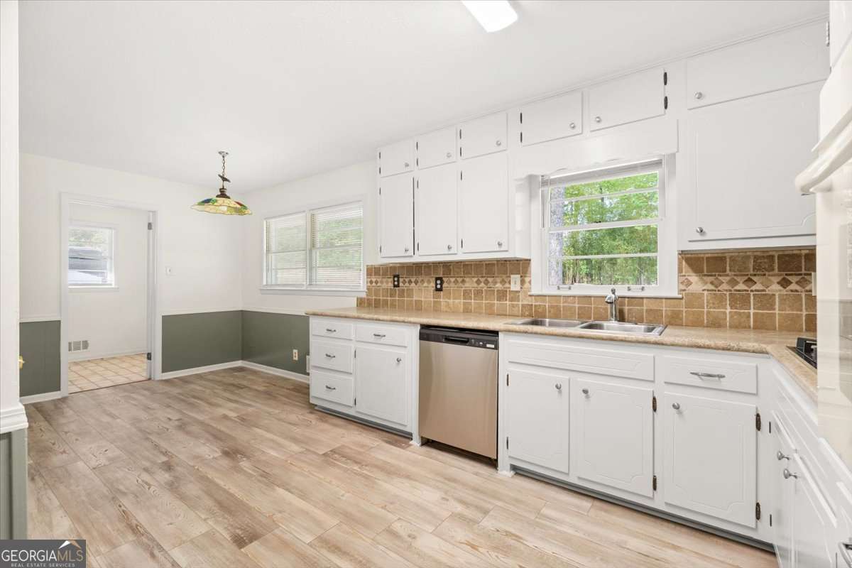 3 bedroom, 2 bathroom, 1,798 sq ft single family residence for sale at 1267 Sycamore Drive, Lilburn, GA 30047 — photo 8