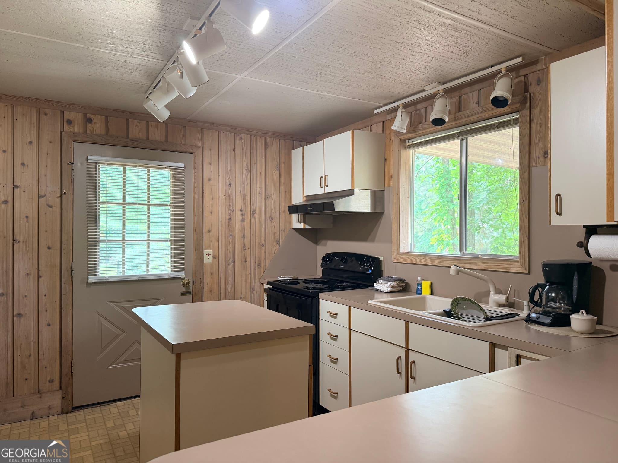 4 bedroom, 2 bathroom, 1,632 sq ft cabin,single family residence for sale at 75 Alpine Drive, Pine Mountain, GA 31822 — photo 3