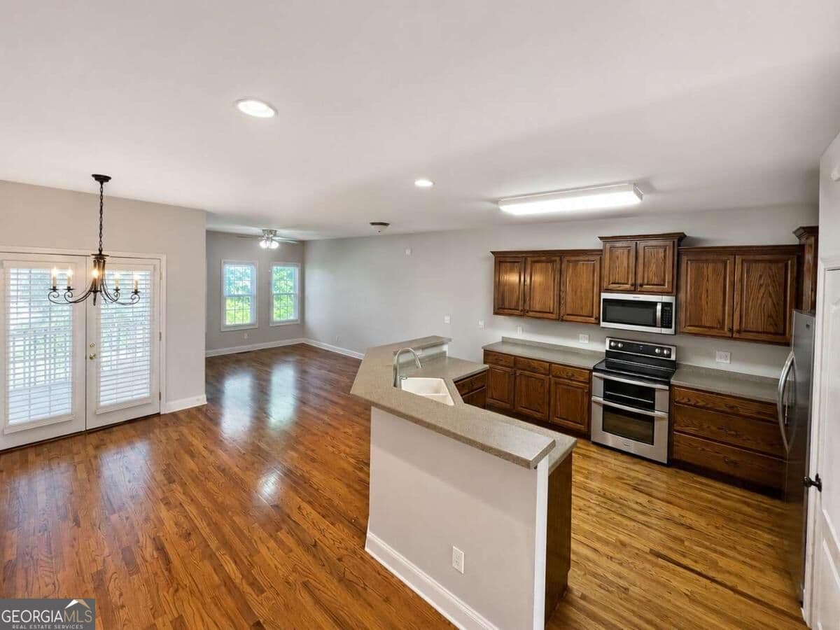 4 bedroom, 3.5 bathroom, 2,912 sq ft townhouse for sale at 112 Village Lane, Villa Rica, GA 30180 — photo 5