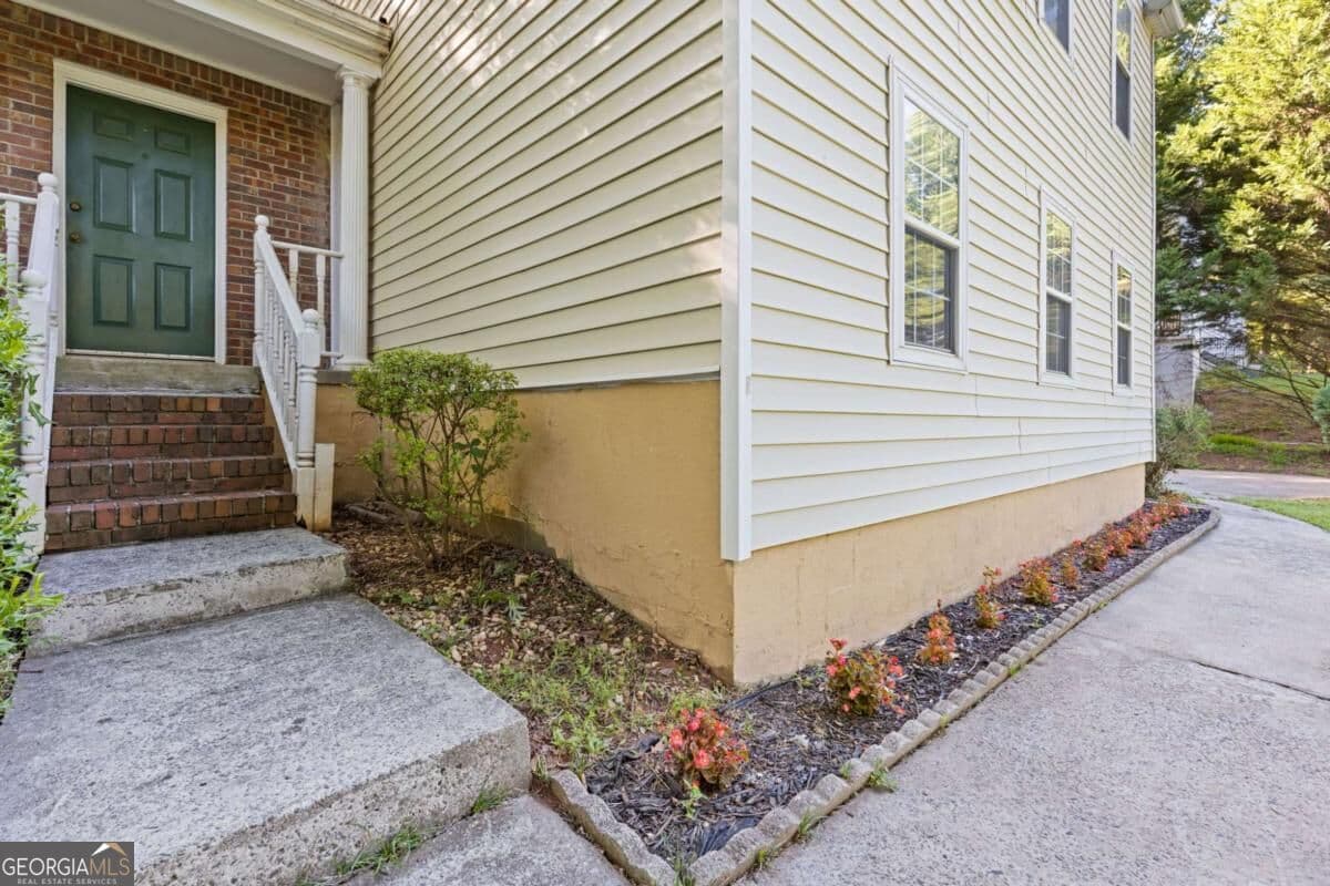 4 bedroom, 2.5 bathroom, 2,244 sq ft single family residence for sale at 3877 Peachtree Corners Circle, Peachtree Corners, GA 30092 — photo 3