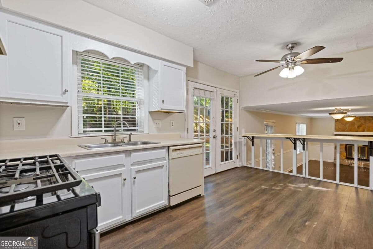 4 bedroom, 2.5 bathroom, 2,244 sq ft single family residence for sale at 3877 Peachtree Corners Circle, Peachtree Corners, GA 30092 — photo 9