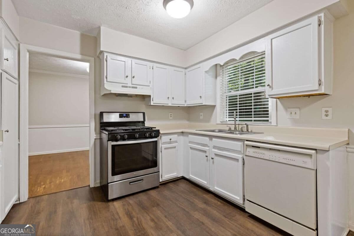 4 bedroom, 2.5 bathroom, 2,244 sq ft single family residence for sale at 3877 Peachtree Corners Circle, Peachtree Corners, GA 30092 — photo 10