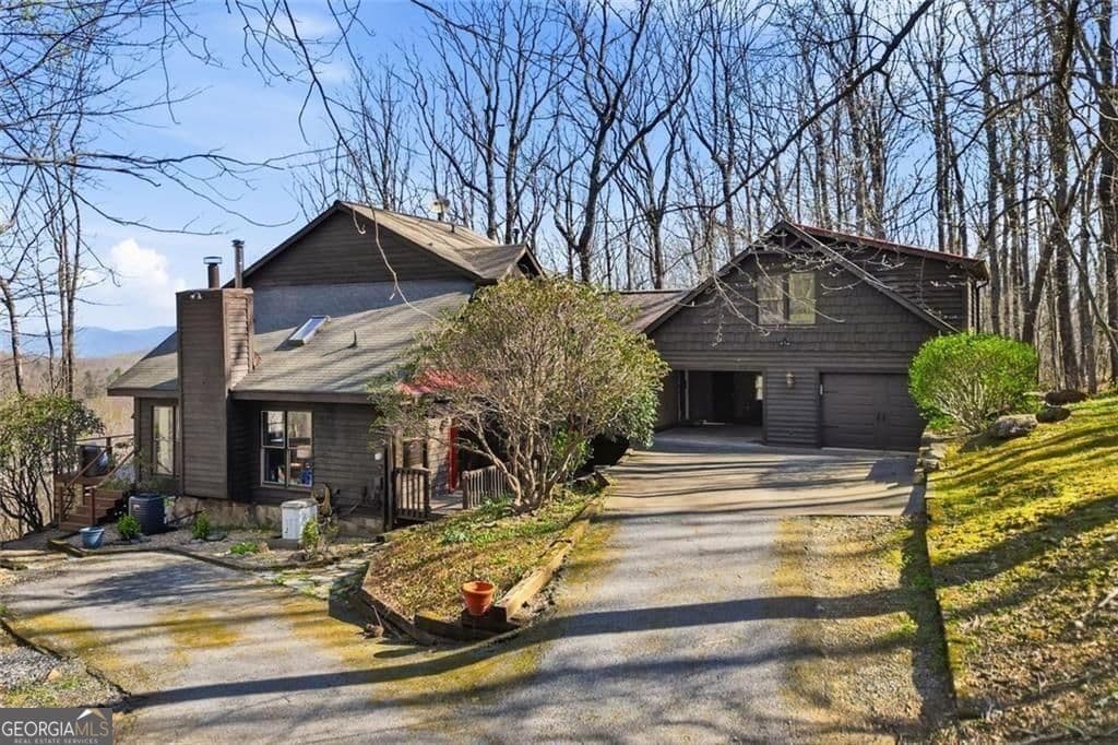 5 bedroom, 4 bathroom, 3,300 sq ft cabin,single family residence for sale at 664 Renate Drive, Jasper, GA 30143 — photo 4
