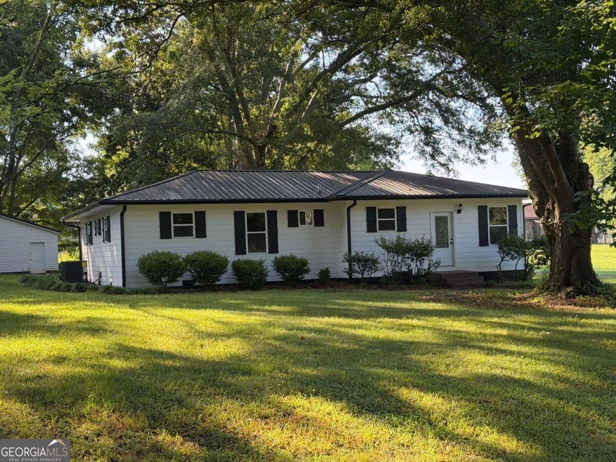 3 bedroom, 2.5 bathroom, 2,000 sq ft single family residence for sale at 220 John Phillips Road, Cedartown, GA 30125 — photo 1 of 28