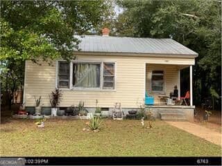 2 bedroom, 1 bathroom, 860 sq ft single family residence for sale at 707 Burke Avenue, Albany, GA 31701 — photo 2