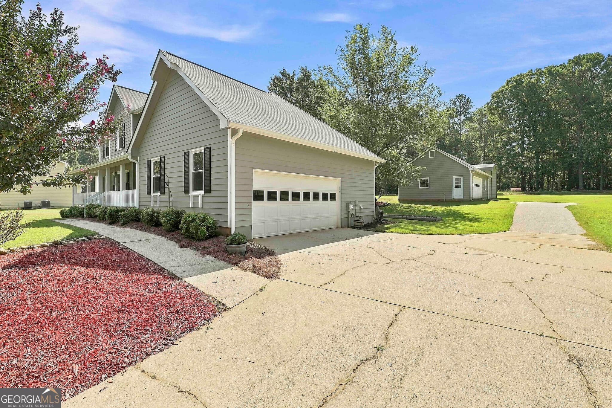 3 bedroom, 2.5 bathroom, 1,902 sq ft single family residence for sale at 185 Clearbrook Way, Fayetteville, GA 30215 — photo 3