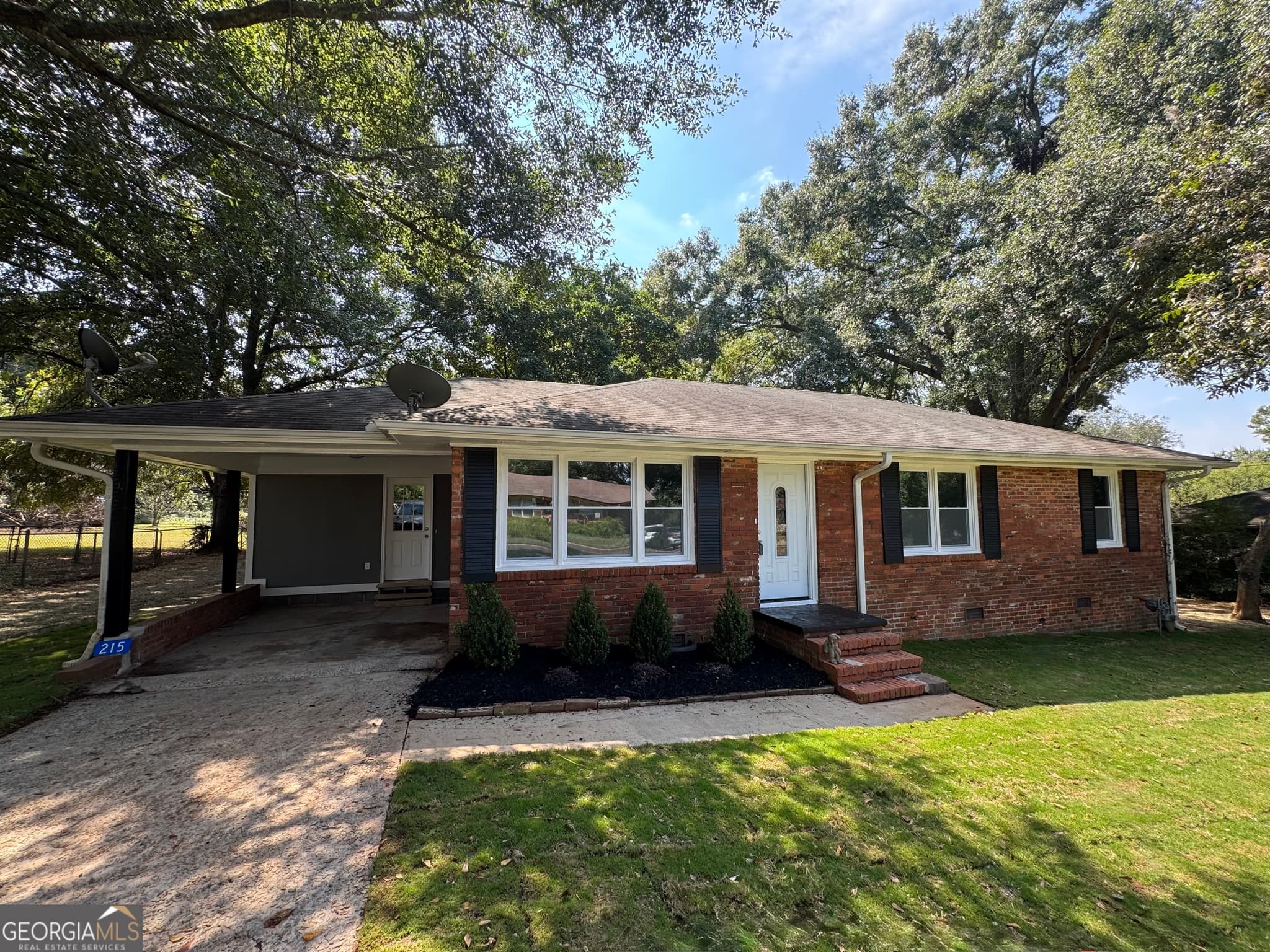 3 bedroom, 2 bathroom, 1,324 sq ft single family residence under contract at 215 Denham Street, Thomaston, GA 30286 — photo 2