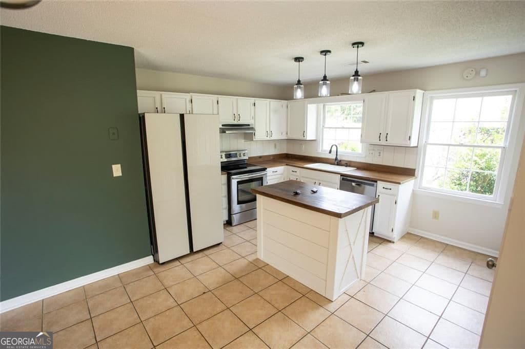 3 bedroom, 2 bathroom, 1,556 sq ft single family residence for sale at 4960 Shipp Road, Powder Springs, GA 30127 — photo 3