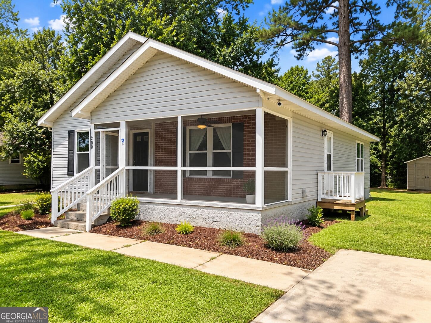 3 bedroom, 2 bathroom, 1,224 sq ft single family residence for sale at 209 Henderson Street, Thomasville, GA 31792 — photo 2