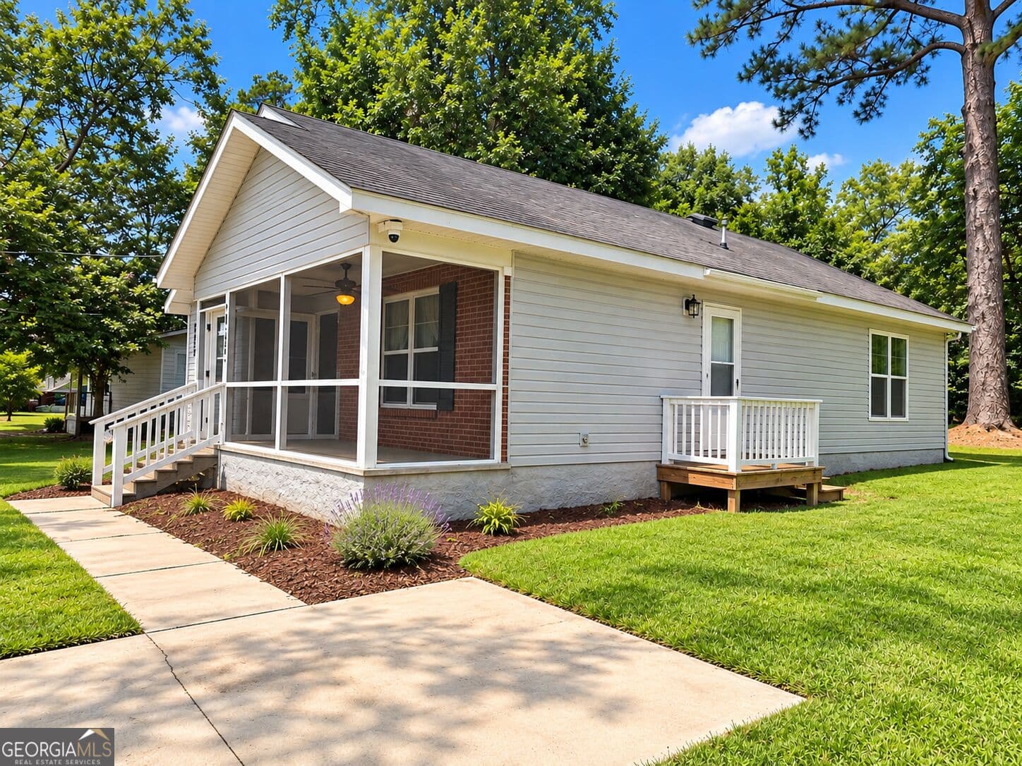 3 bedroom, 2 bathroom, 1,224 sq ft single family residence for sale at 209 Henderson Street, Thomasville, GA 31792 — photo 3