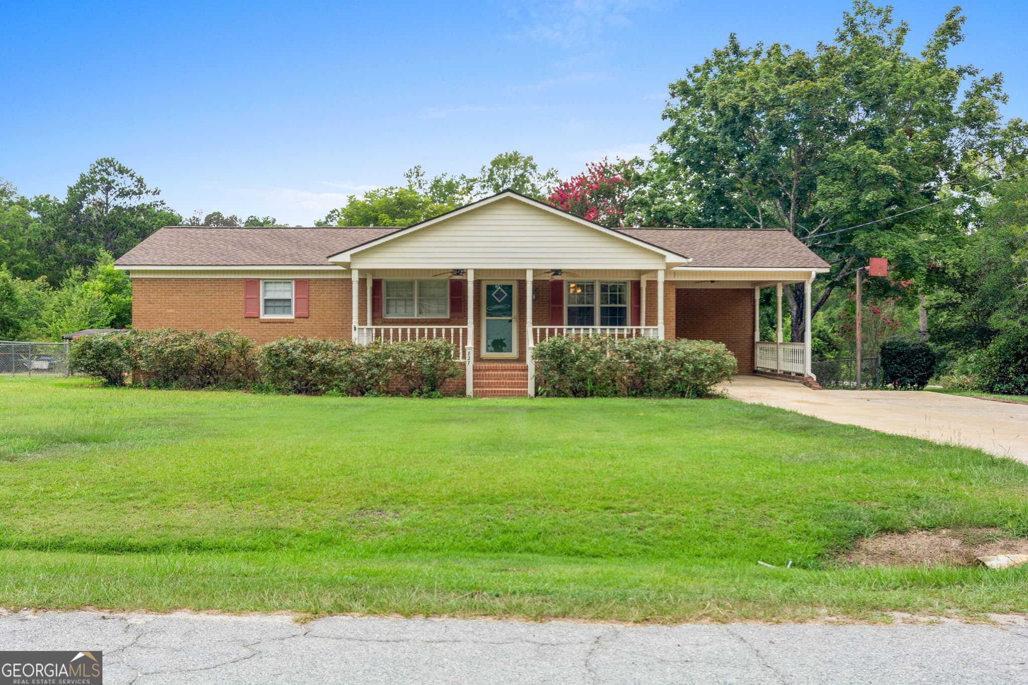 3 bedroom, 1.5 bathroom, 1,259 sq ft single family residence under contract at 827 Betty Street, Sandersville, GA 31082 — photo 2