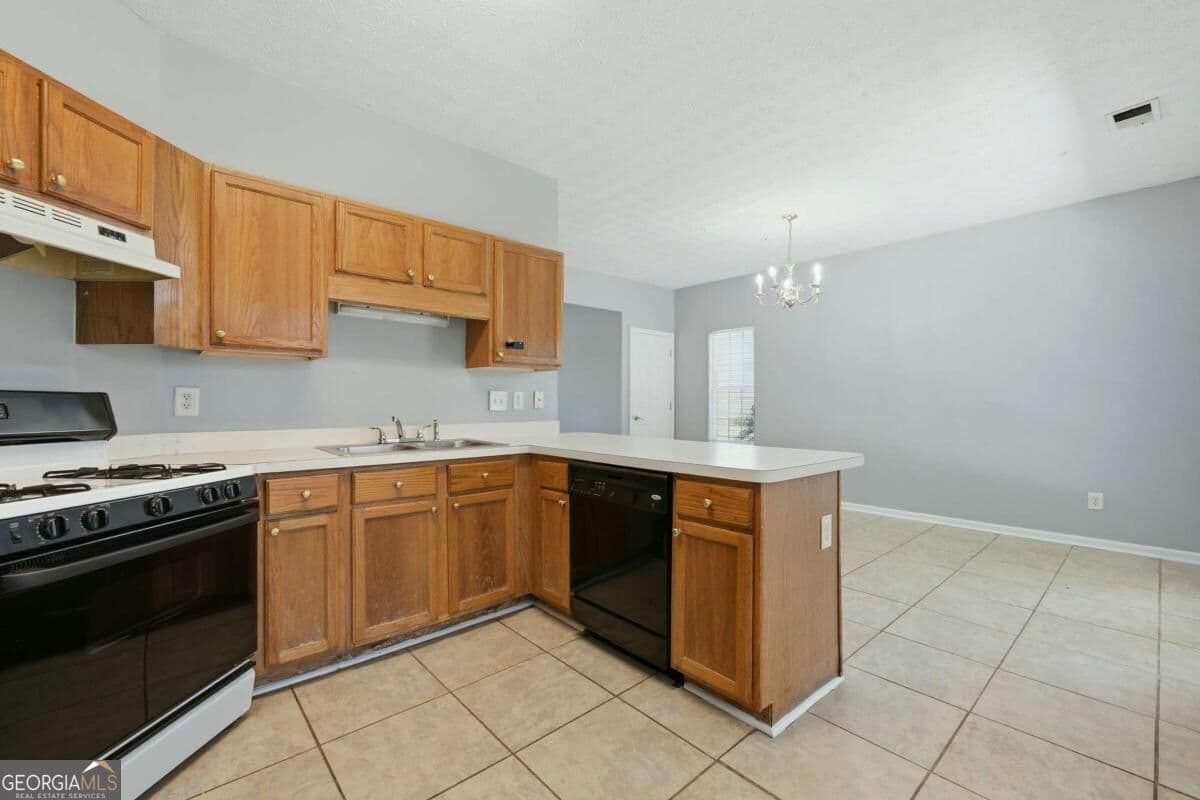 2 bedroom, 2.5 bathroom, 1,484 sq ft townhouse for sale at 2945 Falling Water Point, Atlanta, GA 30349 — photo 7