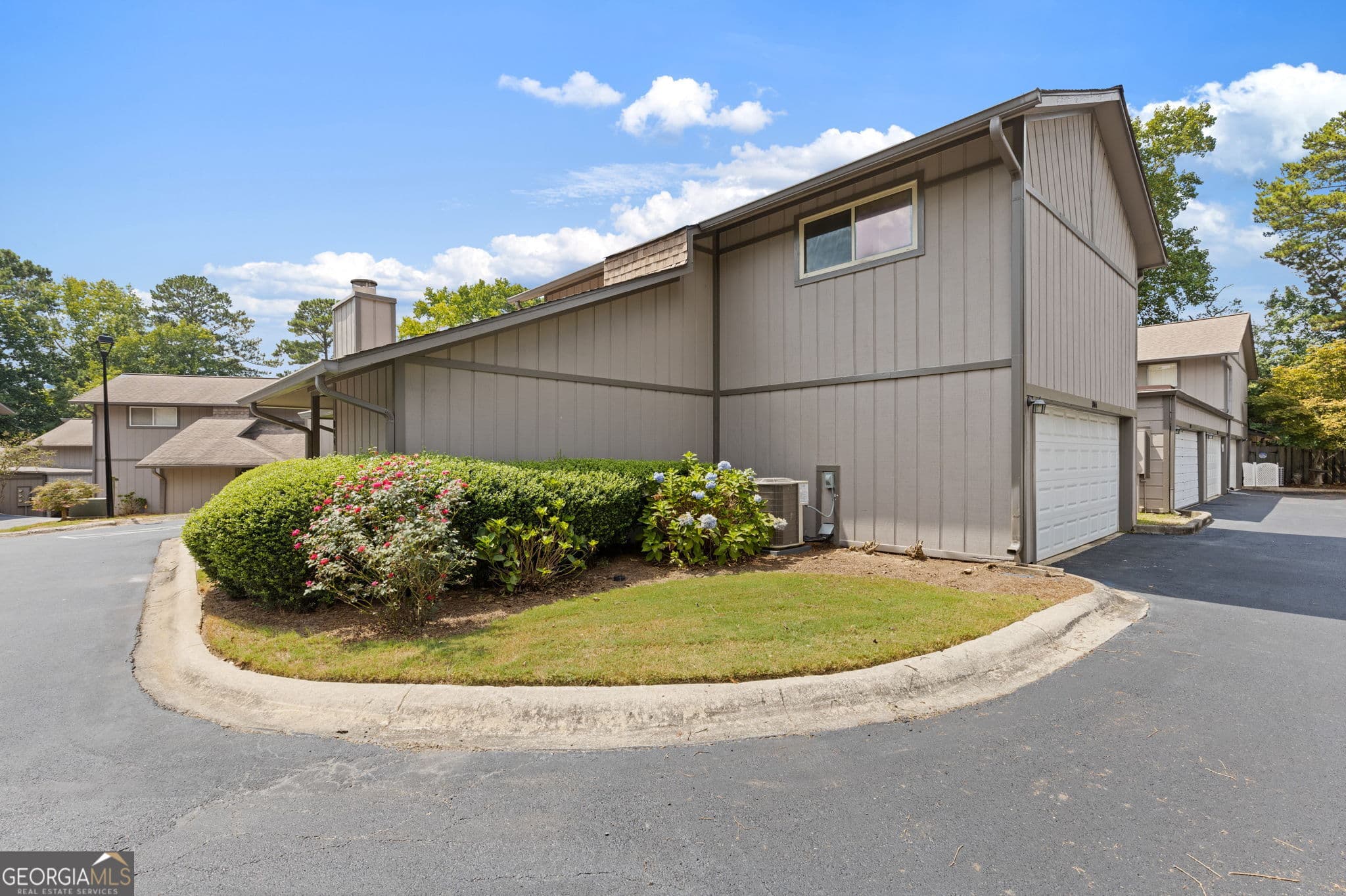 2 bedroom, 2.5 bathroom, 1,374 sq ft condominium for sale at 844 Manning Villas Court, Marietta, GA 30064 — photo 2