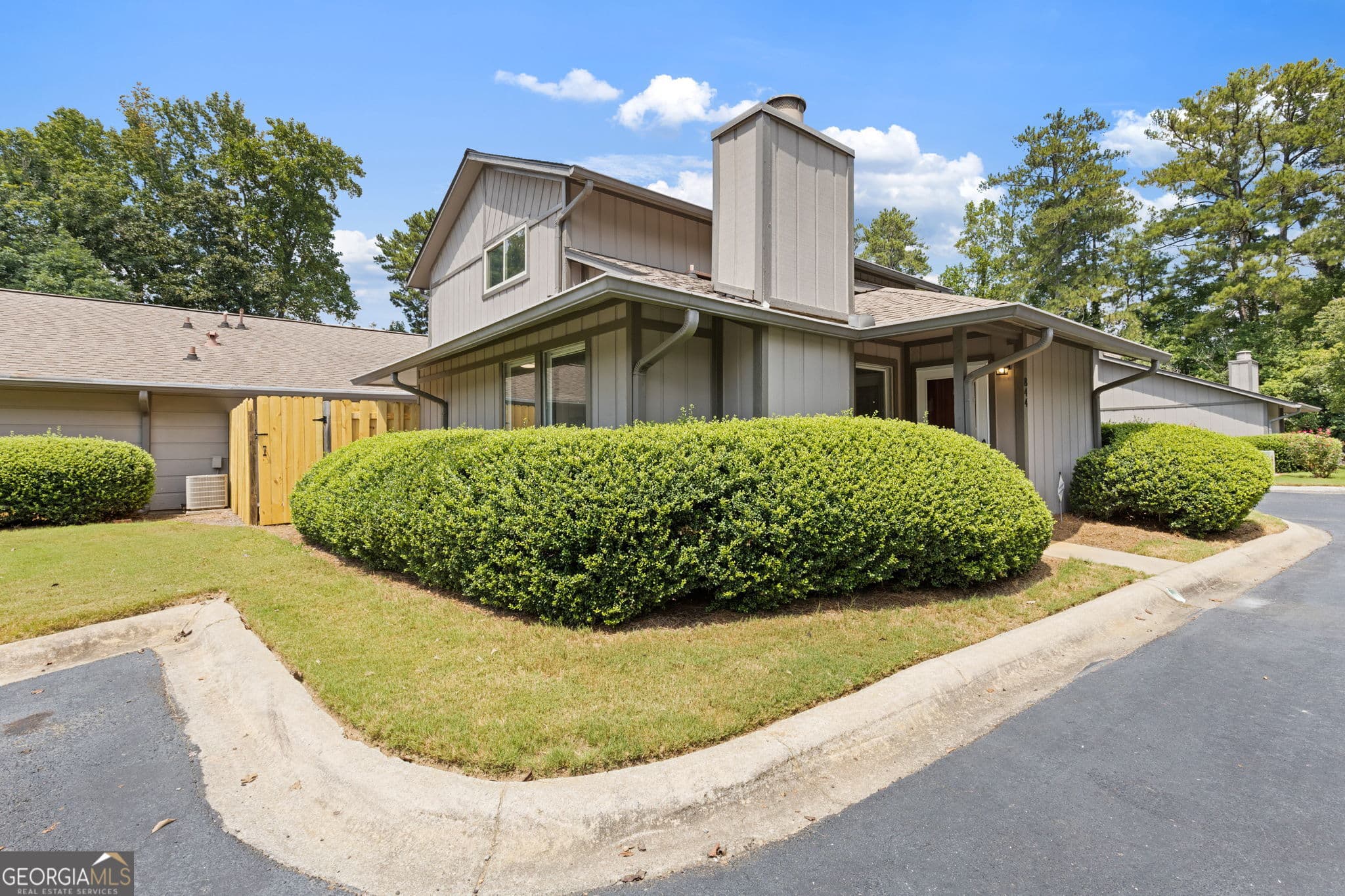 2 bedroom, 2.5 bathroom, 1,374 sq ft condominium for sale at 844 Manning Villas Court, Marietta, GA 30064 — photo 3