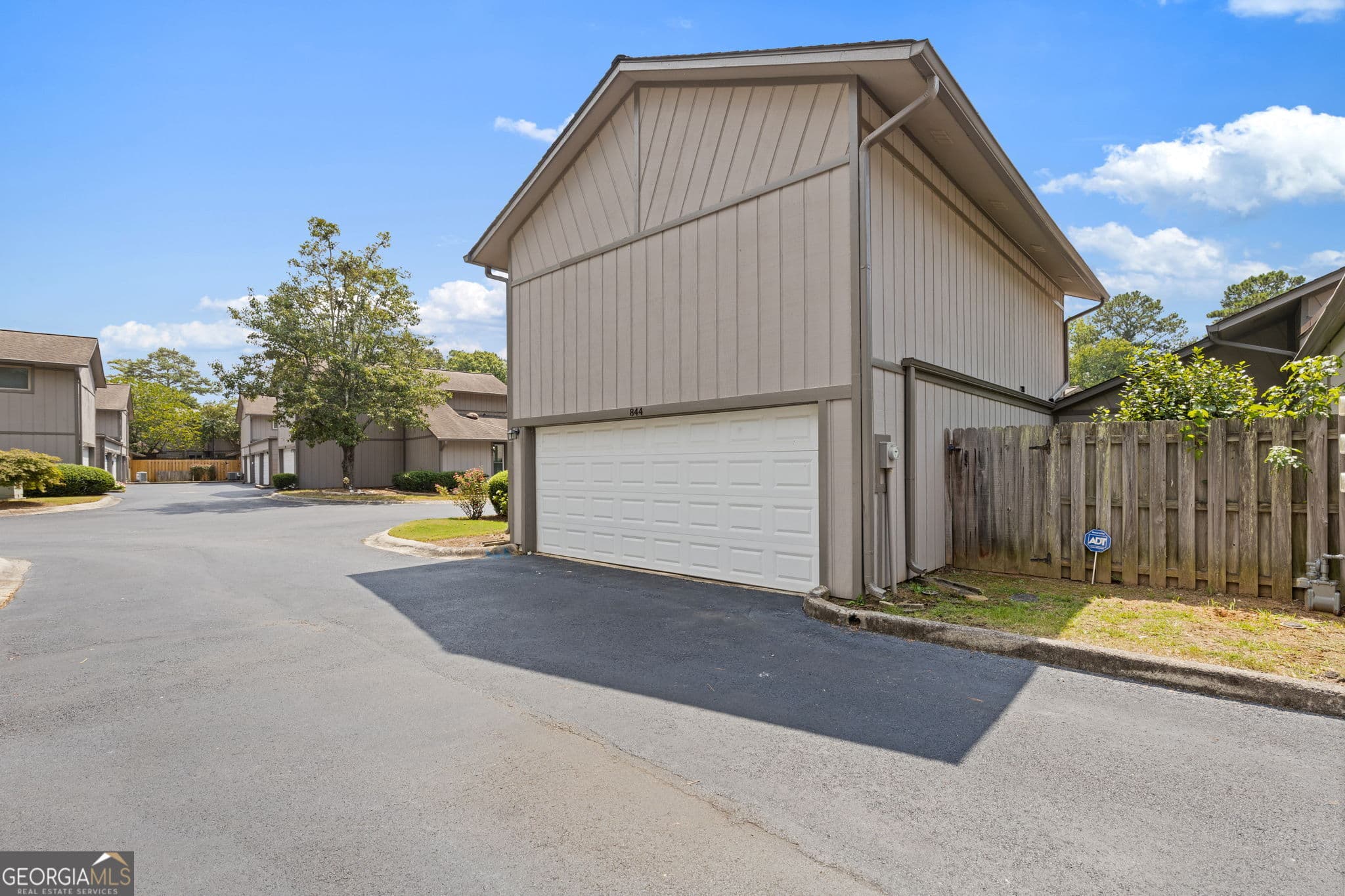 2 bedroom, 2.5 bathroom, 1,374 sq ft condominium for sale at 844 Manning Villas Court, Marietta, GA 30064 — photo 4