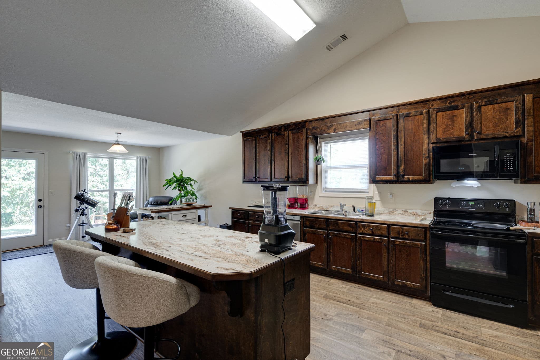 4 bedroom, 2.5 bathroom, 2,292 sq ft single family residence for sale at 198 White Circle, Winterville, GA 30683 — photo 8