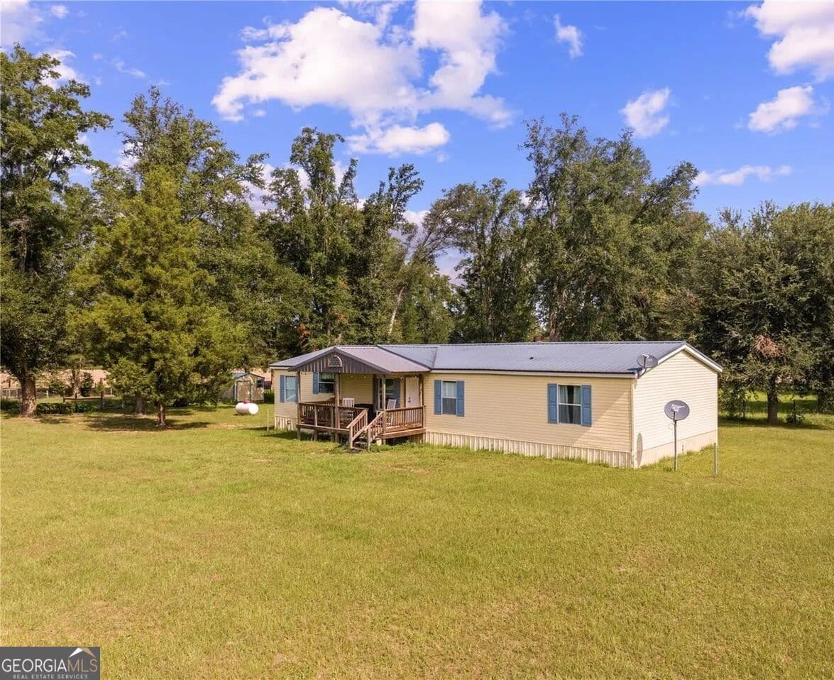 5 bedroom, 3 bathroom, 1,728 sq ft manufactured home,single family residence for sale at 27910 NW 46th Avenue, Newberry, FL 32669 — photo 1 of 6