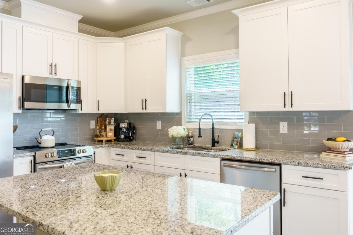 4 bedroom, 2.5 bathroom, 1,794 sq ft single family residence for sale at 398 Sunset Drive, Statham, GA 30666 — photo 7