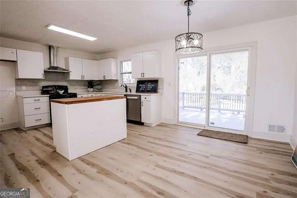 3 bedroom, 2 bathroom, 1,924 sq ft single family residence for sale at 2688 Heritage Lane, Morrow, GA 30260 — photo 2