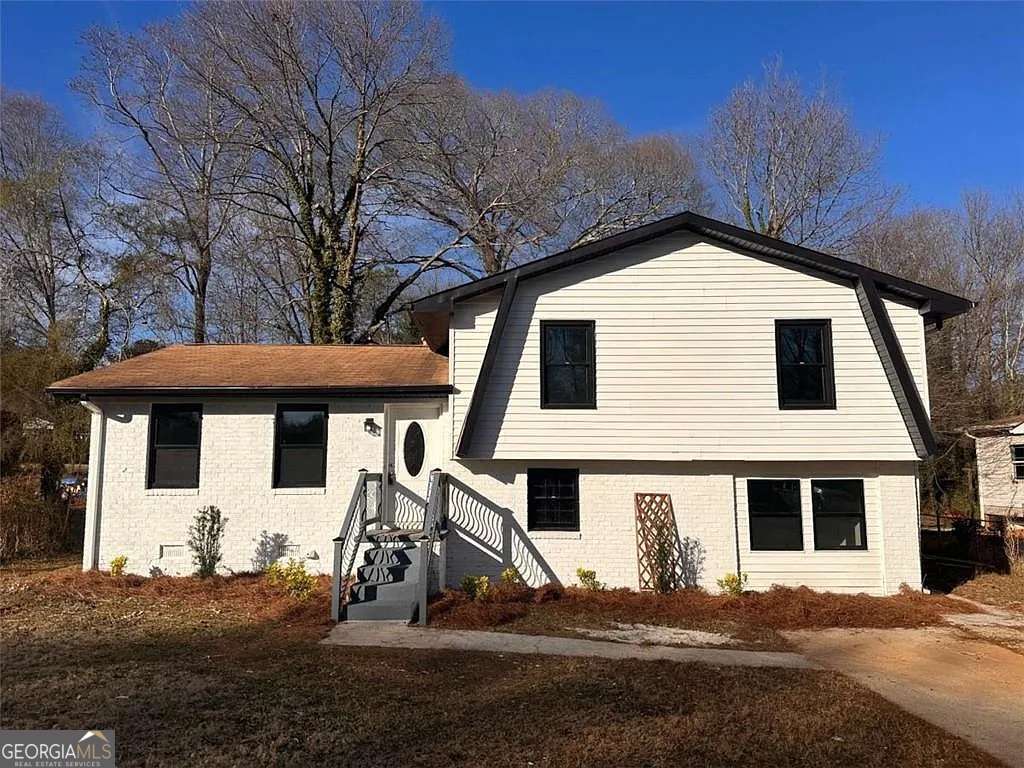 3 bedroom, 2 bathroom, 1,924 sq ft single family residence for sale at 2688 Heritage Lane, Morrow, GA 30260 — photo 1 of 16