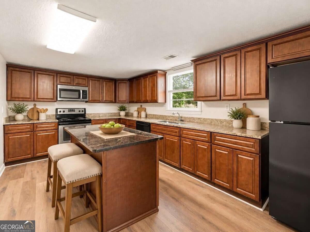 4 bedroom, 2.5 bathroom, 1,598 sq ft single family residence for sale at 1095 S Burnt Hickory Road, Douglasville, GA 30134 — photo 3