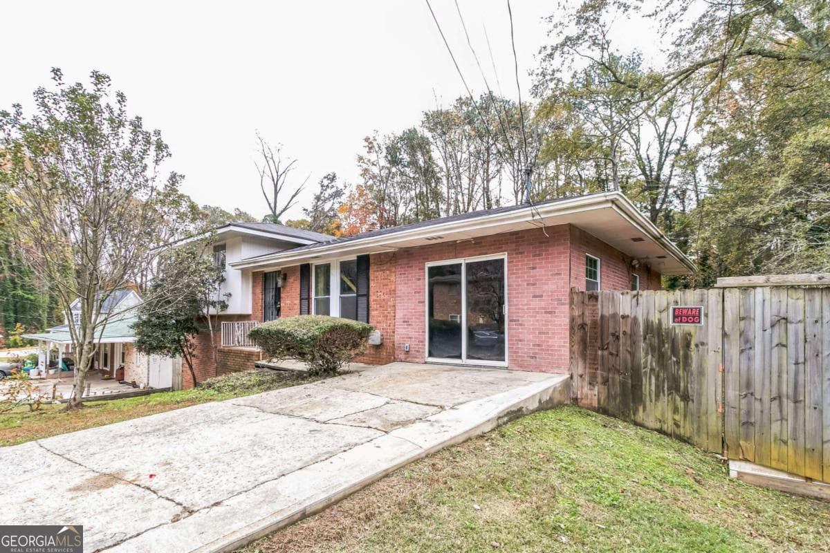 5 bedroom, 2 bathroom, 2,281 sq ft single family residence for sale at 927 Slash Pine Road, Forest Park, GA 30297 — photo 2