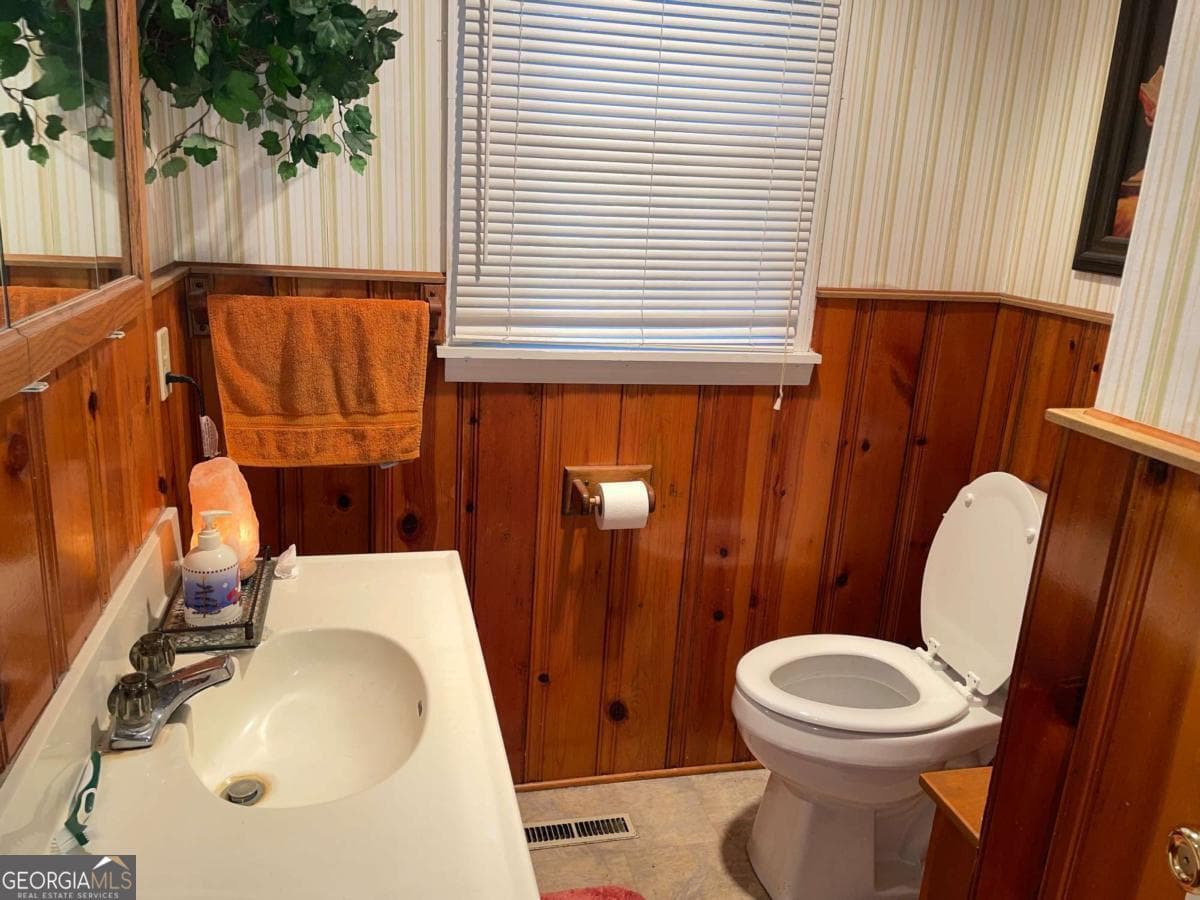 3 bedroom, 2.5 bathroom, 2,624 sq ft single family residence for sale at 129 E Brumby Street, Reidsville, GA 30453 — photo 2