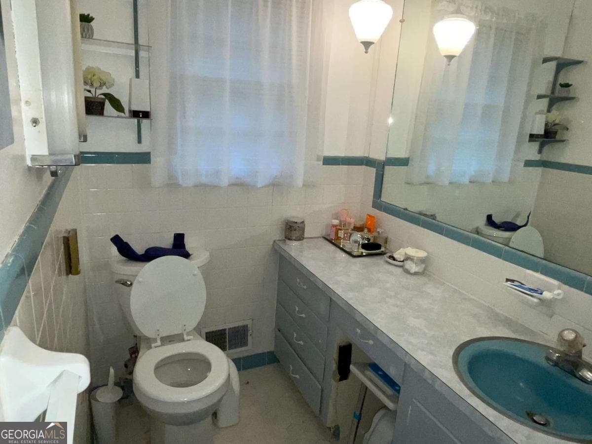 3 bedroom, 2.5 bathroom, 2,624 sq ft single family residence for sale at 129 E Brumby Street, Reidsville, GA 30453 — photo 5