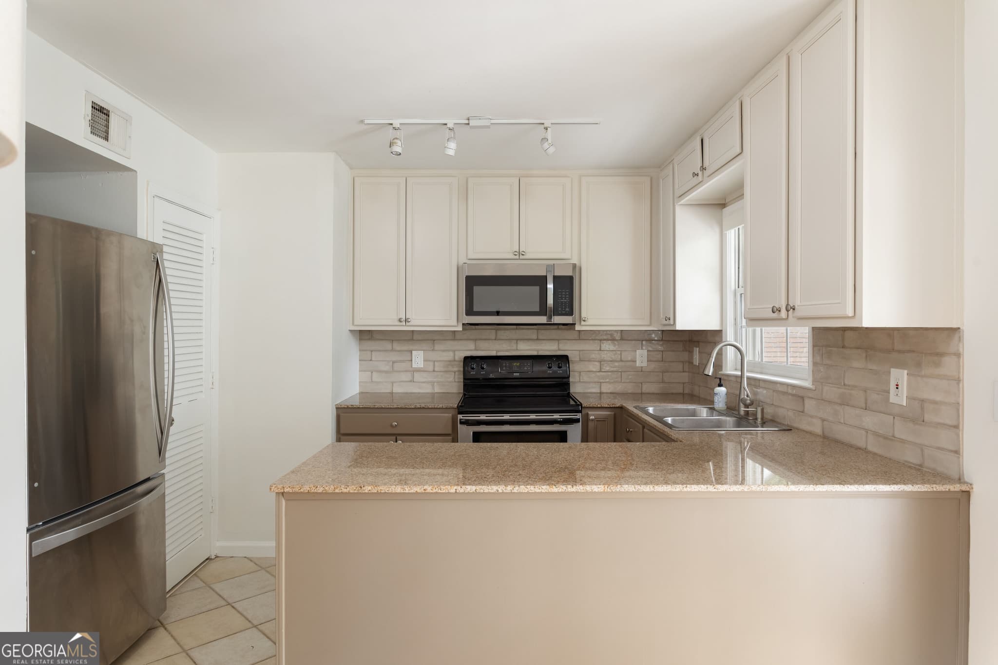 2 bedroom, 2 bathroom, 1,050 sq ft condominium for sale at 1101 Collier Road L5, Atlanta, GA 30318 — photo 7