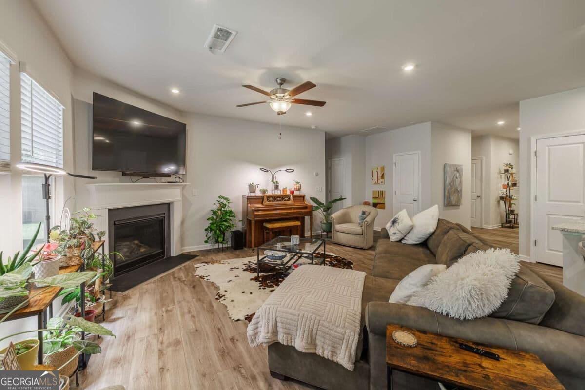 3 bedroom, 2 bathroom, 1,702 sq ft single family residence for sale at 671 Pineberry Court, Grayson, GA 30017 — photo 3